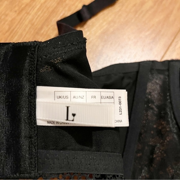 L Black Lace Ribbed Bra. 32 D. - Picture 3 of 7
